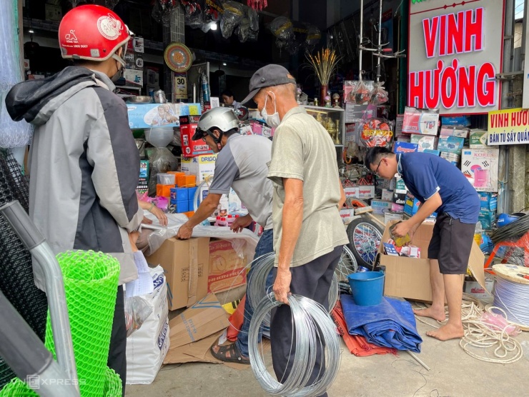 Người dân chợ Chùa, Nghĩa Hành, tỉnh Quảng Ngãi cũng xếp hàng mua bao PE để bọc tv, tủ lạnh trước bão. Ảnh: Hoàng Thông