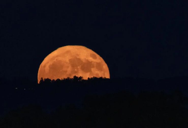 Siêu Trăng mọc trên bầu trời Huntsville, Alabama, nơi đặt Trung tâm Không gian Marshall của NASA, ngày 19/8/2024. Ảnh: NASA