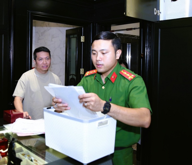 Cơ quan chức năng kiểm tra các giấy tờ liên quan Công ty TNHH thương mại dịch vụ VB Group. Ảnh: C.A