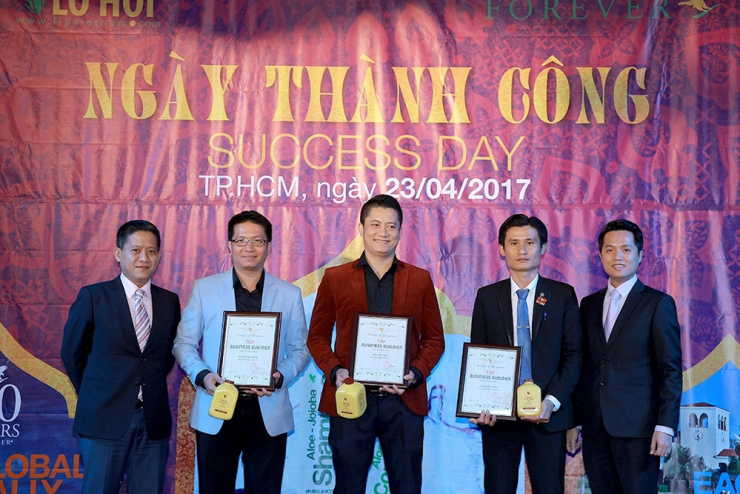 Giai đoạn năm 2016 - 2017, Nguyễn Quốc Vũ (thứ hai từ trái sang) là quản lý cấp cao của Công ty Lô Hội. Ảnh: FLP Việt Nam