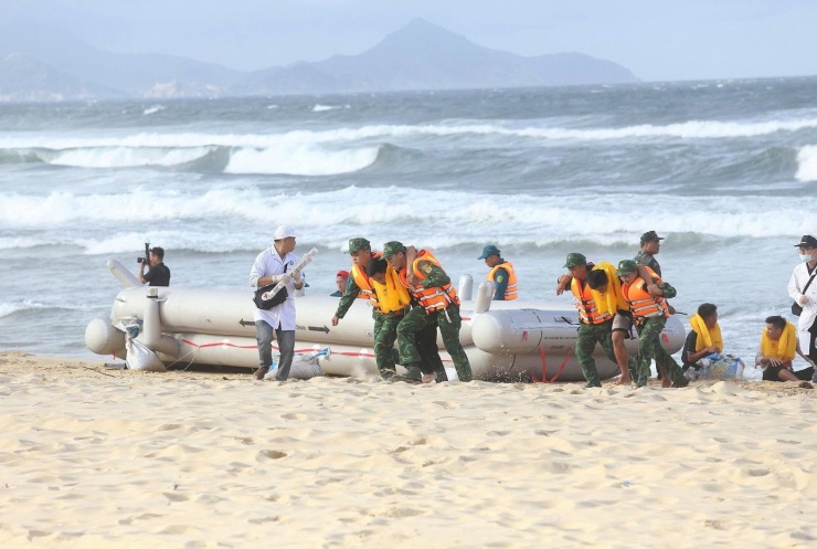 Cuộc diễn tập được tổ chức theo mô hình liên ngành - đa lực lượng, mô phỏng tình huống tàu bay quốc tế gặp nạn trên khu vực ven biển Quy Nhơn, nhằm thực hành cơ chế phối hợp giữa các bộ, ngành, địa phương và các lực lượng tìm kiếm cứu nạn khi xảy ra sự cố trong vùng trách nhiệm tìm kiếm cứu nạn (TKCN) của Việt Nam. Ảnh: Trương Định.