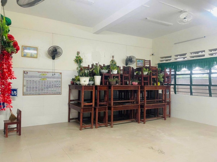 Giáo viên kê cao bàn ghế, bảo quản đồ dùng học tập để phòng chống mưa bão, bảo đảm an toàn cho trường lớp