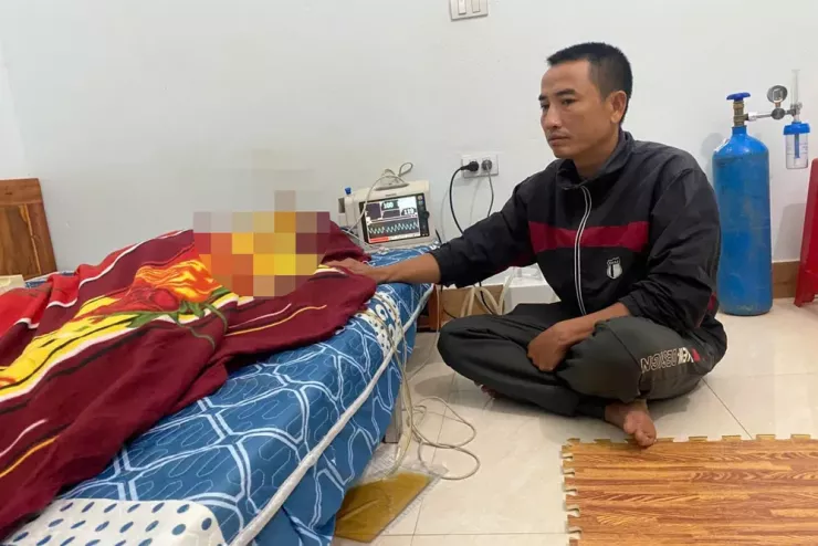 Gia đình đón em T từ bệnh viện trở về nhà chăm sóc. Sau 5 ngày bị đánh em T tử vong.