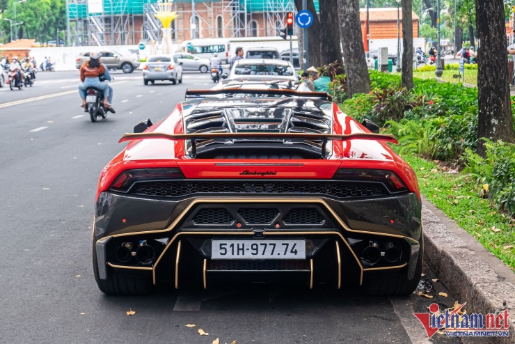 Chiếc Huracan LP610-4 màu đỏ này được định giá hơn 20 tỷ đồng. Ảnh: Tiến Dũng