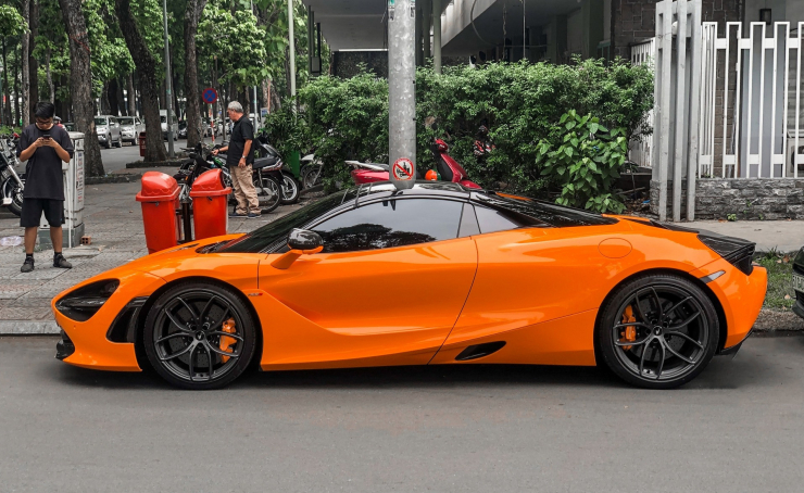 McLaren 720S Spider màu cam là chiếc siêu xe nổi tiếng gắn liền với hai vợ chồng Nguyễn Quốc Vũ - Đoàn Di Băng. Ảnh: AP