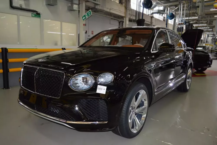 Cũng trong năm 2024, vợ chồng đại gia này còn tậu một chiếc Bentley Bentayga EWB Azure màu đen với giá trị khoảng 21 tỷ đồng.