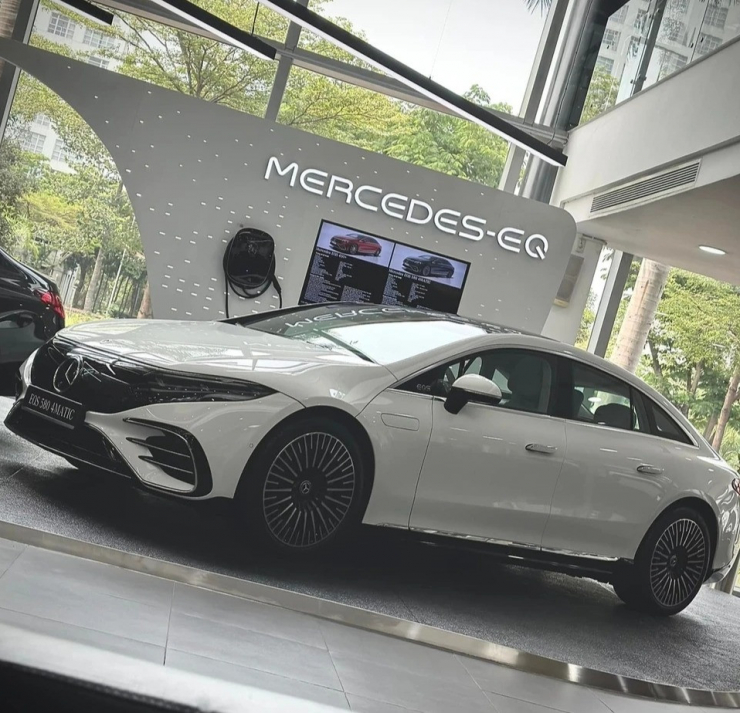 Chiếc xe điện Mercedes-Benz EQS 500 4Matic có giá 5 tỷ đồng cũng từng xuất hiện trong gara của cặp vợ chồng đại gia. Ảnh: FBNV
