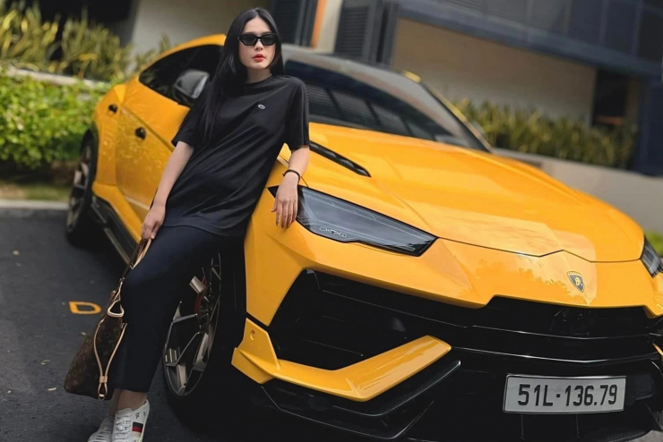 Đây là chiếc Lamborghini Urus bản Performante đầu tiên của TPHCM mang biển số trắng.