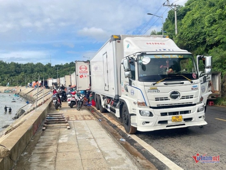 Người dân Đắk Lắk hối hả bán tháo tôm hùm chạy bão số 13 - 1