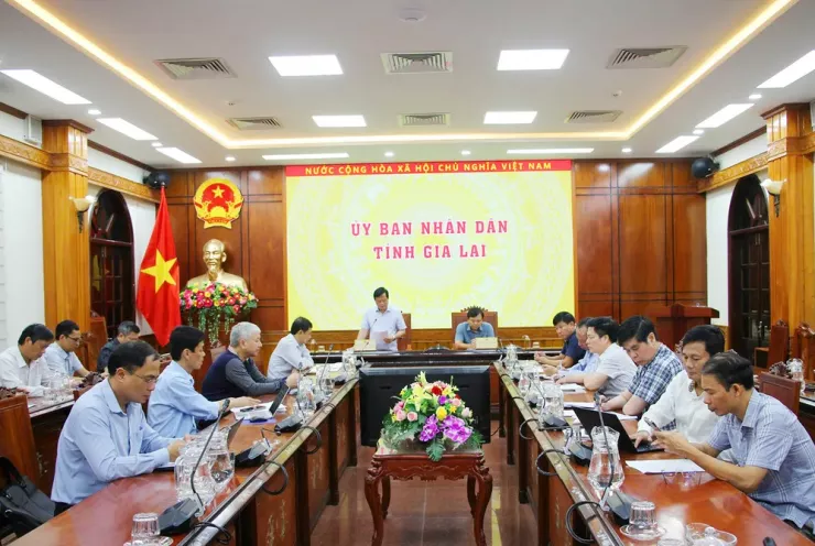 UBND tỉnh Gia Lai tổ chức họp đêm ứng phó, phòng chống bão số 13. Ảnh: LK.