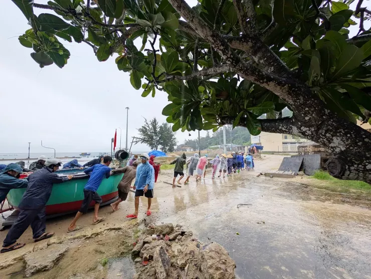 Người dân xã đảo Nhơn Châu đưa ghe lên bờ tránh bão.