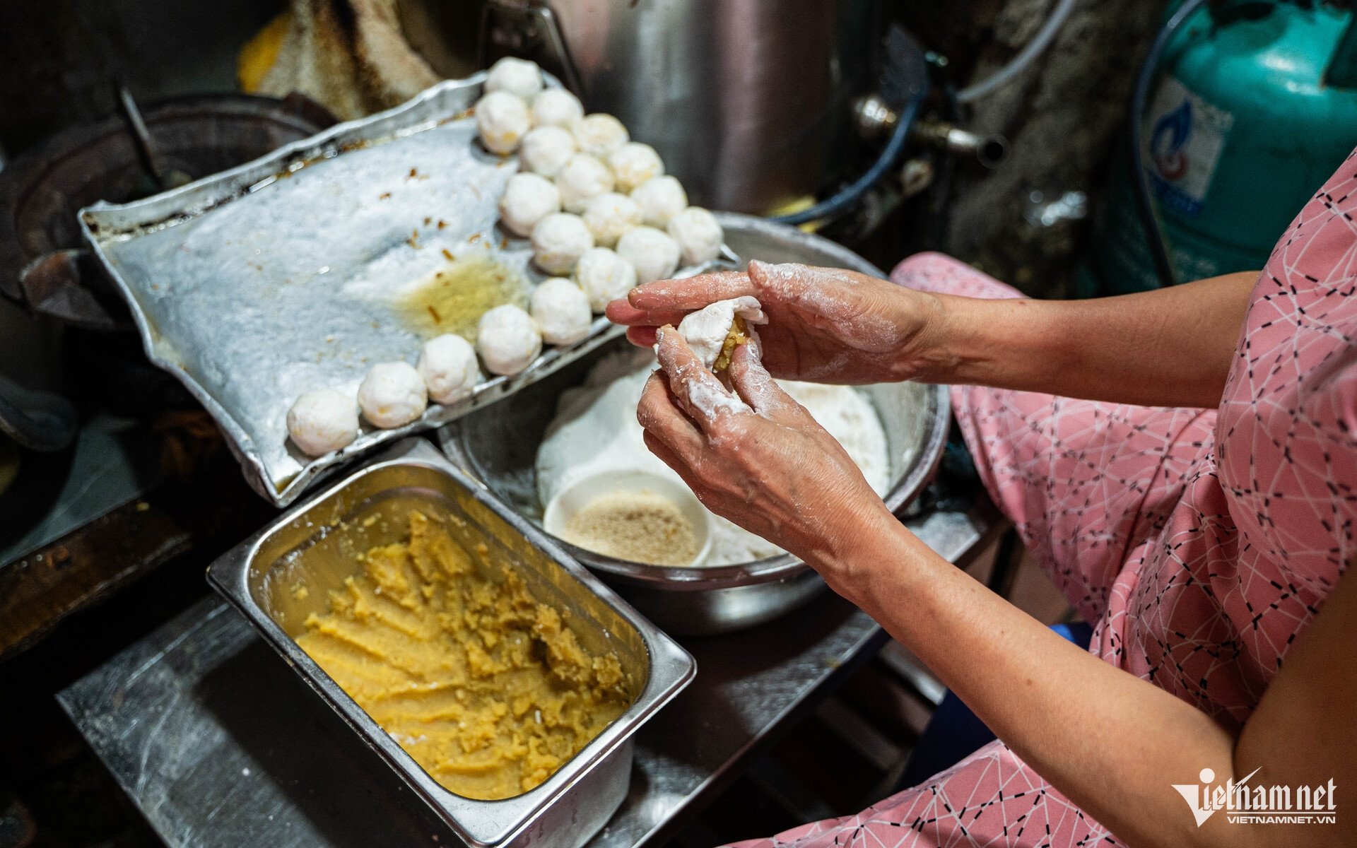 Vỏ bánh hay nhân bánh đều phải được nặn thật đều tay. Ảnh: Nguyễn Huy