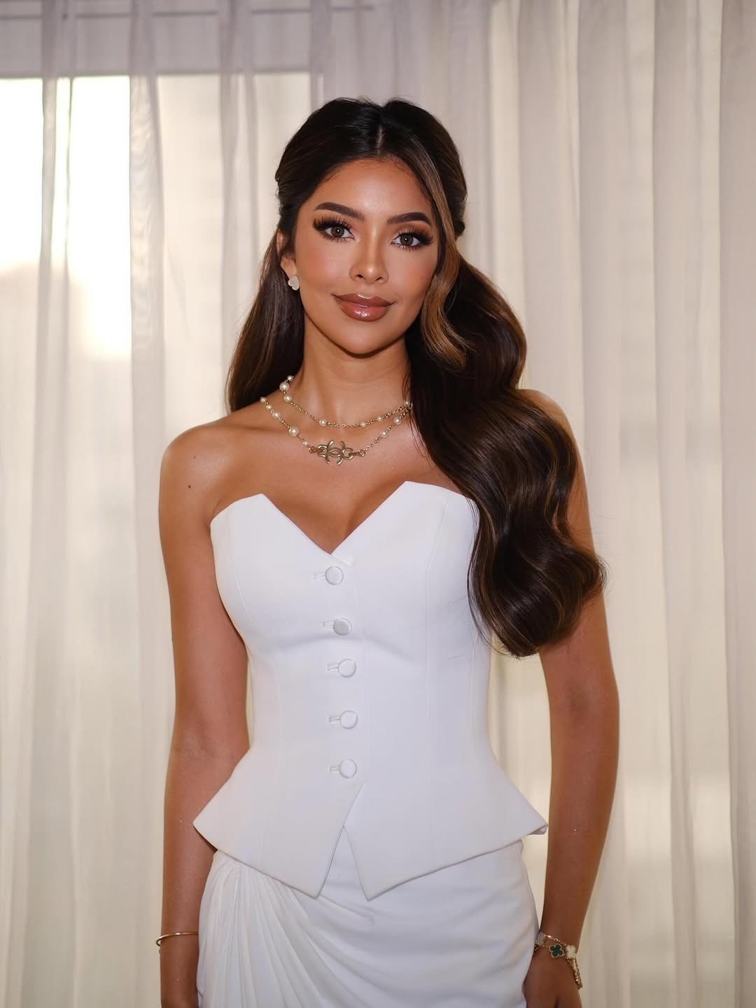 Đại diện Mexico - Génesis Vera lọt vào nhiều bảng xếp hạng trước thềm chung kết. Cô 24 tuổi, cao 1,78 m, sắc vóc nóng bỏng đậm chất Latinh. Vera đã tốt nghiệp ngành ngôn ngữ, đang theo đuổi dự án giáo dục về môi trường và ngôn ngữ để đào tạo thế hệ trẻ trở thành những công dân toàn cầu.