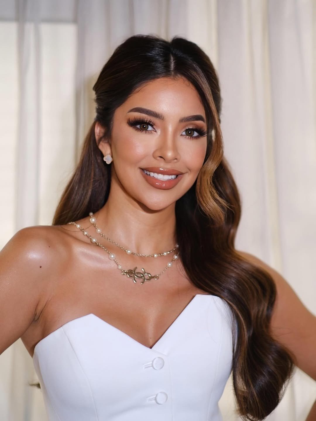 Đại diện Mexico - Génesis Vera lọt vào nhiều bảng xếp hạng trước thềm chung kết. Cô 24 tuổi, cao 1,78 m, sắc vóc nóng bỏng đậm chất Latinh. Vera đã tốt nghiệp ngành ngôn ngữ, đang theo đuổi dự án giáo dục về môi trường và ngôn ngữ để đào tạo thế hệ trẻ trở thành những công dân toàn cầu.