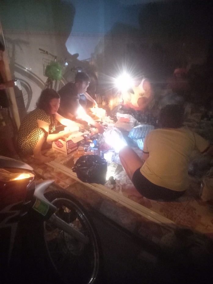 Một số tiểu thương may mắn khi dọn được một phần hàng hóa