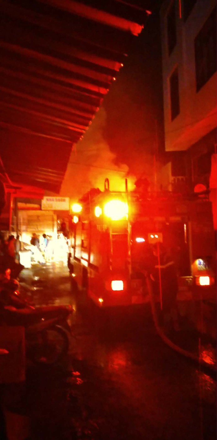 Cơ quan chức năng đang nỗ lực chữa cháy