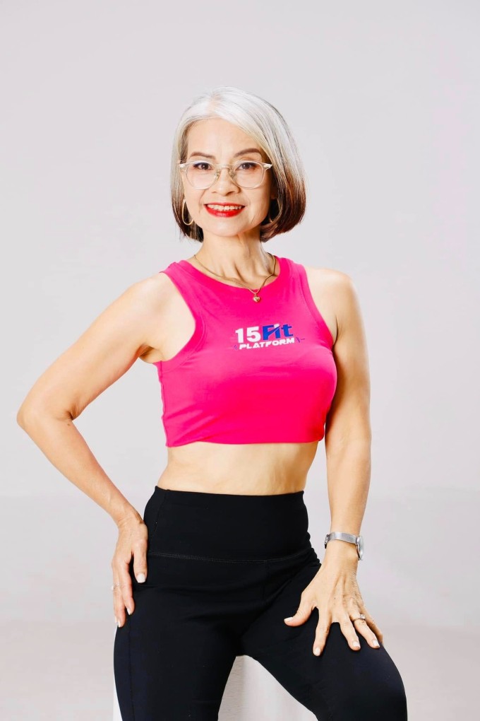 Chị Uyên cho biết quãng thời gian tóc bạc chưa đều, vẫn còn lẫn tóc chứa thuốc nhuộm, chị thường kết hợp thêm phụ kiện như mũ, khăn để hạn chế sự tập trung của mọi người vào mái tóc đang loang lổ màu.