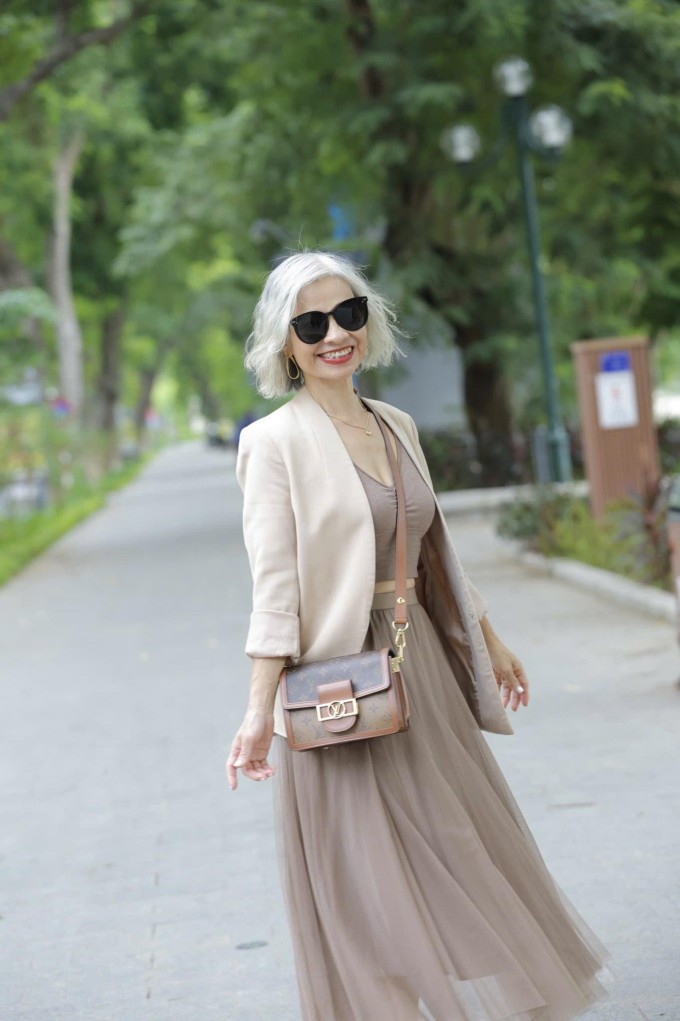 Chị Uyên muốn chứng minh phụ nữ dù tuổi nào cũng có thể đẹp và tỏa sáng theo cách riêng.
