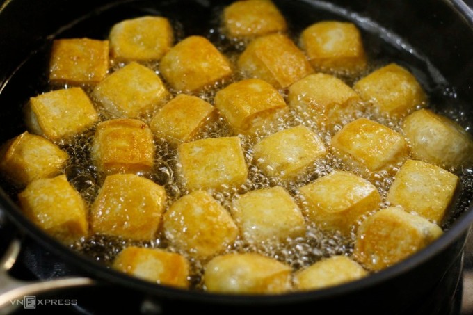 Ăn các món nhiều dầu mỡ có thể gây đầy hơi, khó tiêu, khiến bụng phình to vào sáng hôm sau.