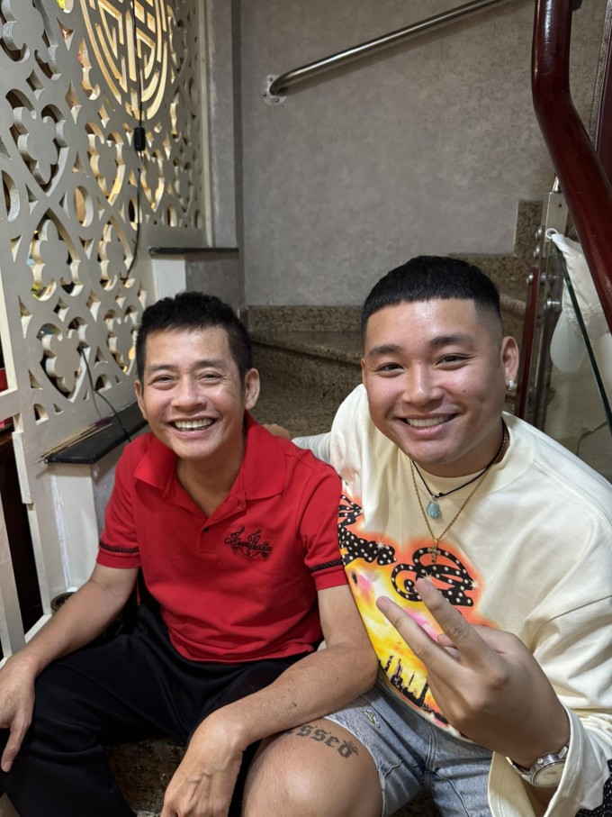 Tấn Beo chụp hình cùng con trai hồi tháng Một năm nay.