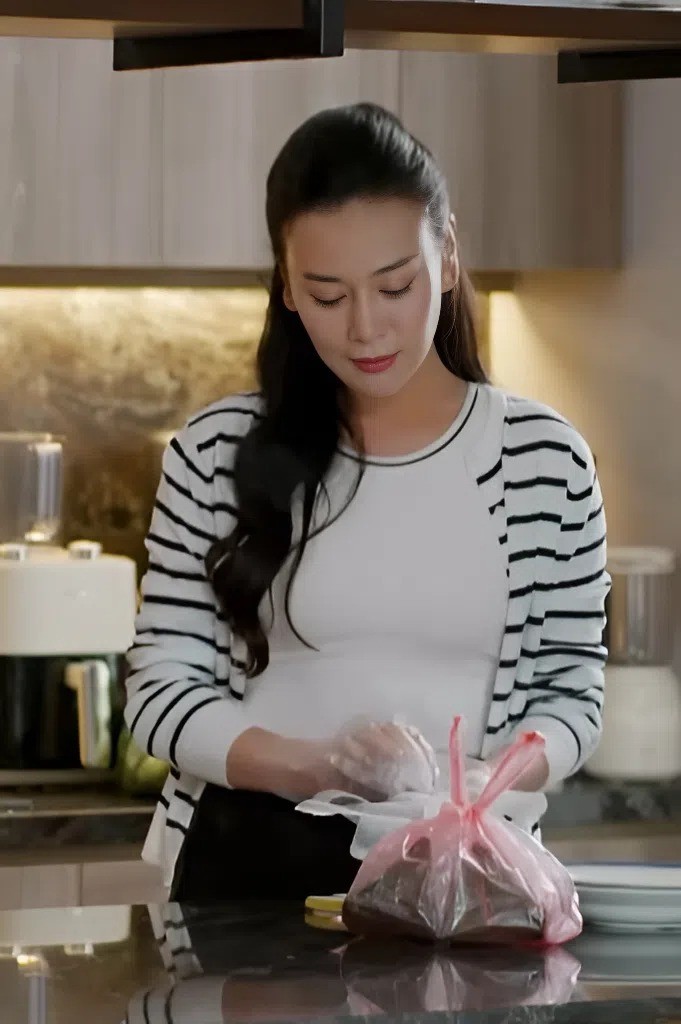 Dù ở nhà hay ra phố, thời trang của Phương Oanh gắn liền với những kiểu đồ 'kín cổng cao tường' như áo dệt kim, áo len, chân váy dài quá gối, áo sơ mi, quần ống suông...