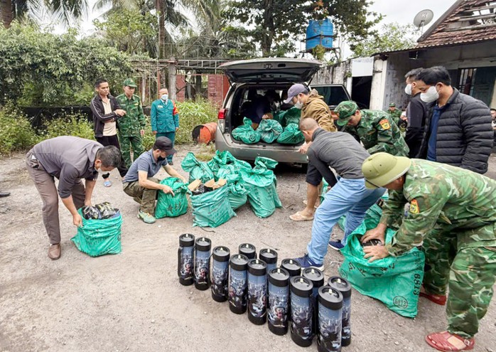Tang vật gồm các bình khí cười và ô tô của các đối tượng bị Bộ đội Biên phòng tỉnh Quảng Ninh thu giữ
