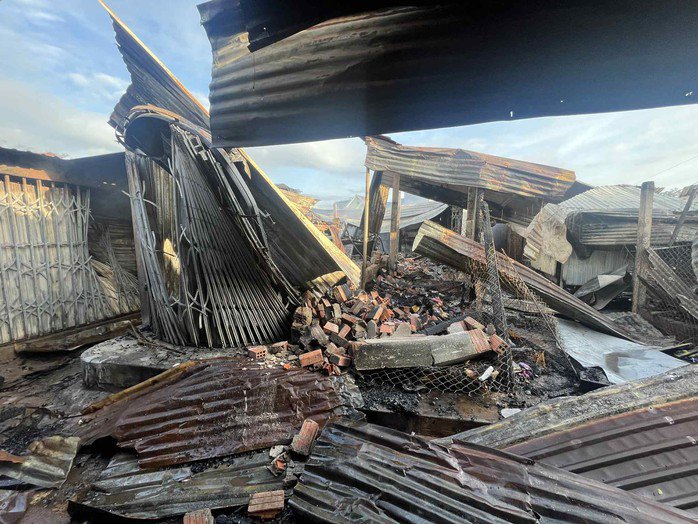 Nhiều sạp đã đổ sập