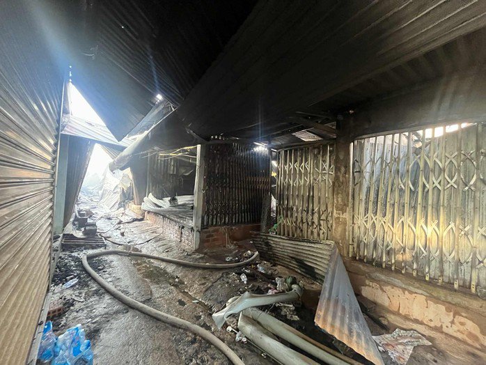 Hiện trường đổ nát ở chợ Bình Dương sau vụ cháy bất ngờ trong đêm - 5