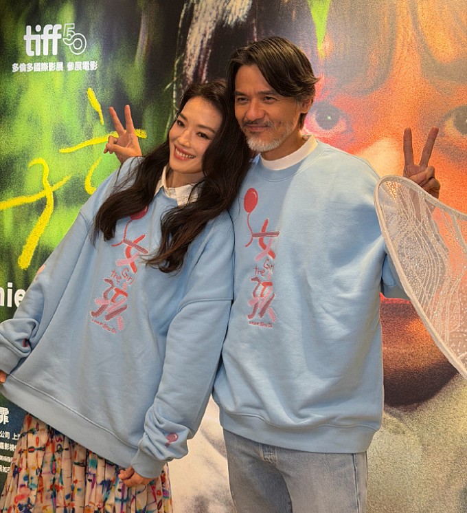 Thư Kỳ gặp gỡ báo chí. Video: Weibo