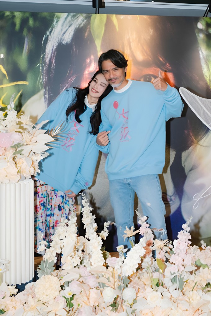 Thư Kỳ, Phùng Đức Luân tình tứ không rời, khiến fan 'phát cuồng' - 2