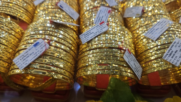 Giá vàng trong nước giảm mạnh theo thế giới