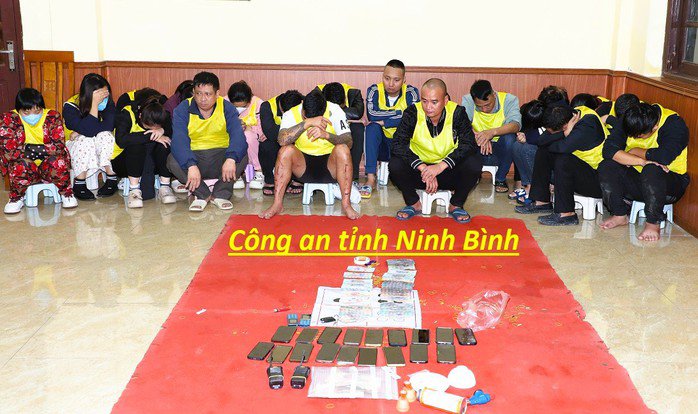 Nhóm đối tượng làm chuyện phi pháp và tang vật được công an thu giữ. Ảnh: Công an Ninh Bình