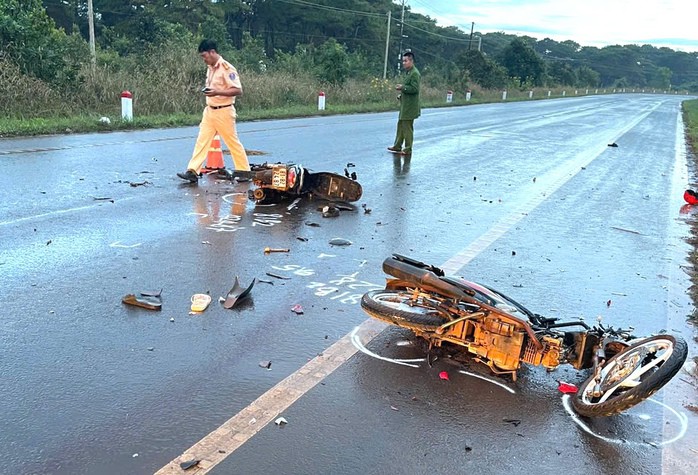 Hai xe máy tông nhau, 4 thiếu niên thương vong
