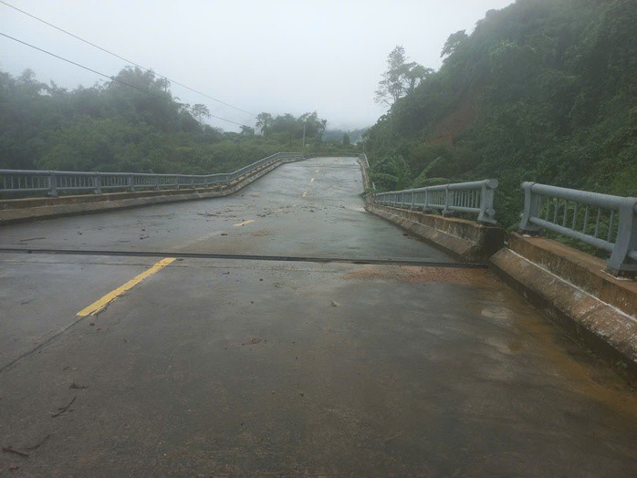 Hiện trạng cây cầu bị nghiêng sau đợt mưa lũ.