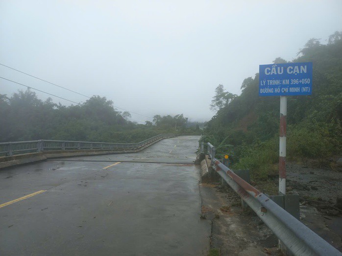 Hiện trạng cầu cạn bị nghiêng gần 1 m sau đợt lũ lịch sử.