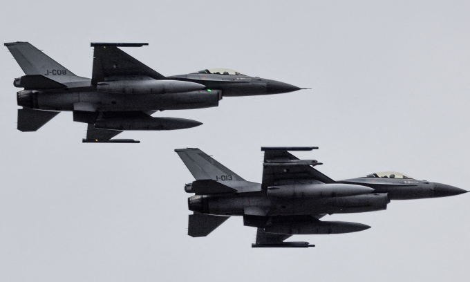 Tiêm kích F-16 đến căn cứ Volkel của Hà Lan tháng 9/2024. Ảnh: AFP