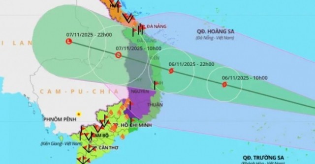 Bão số 13 sắp đạt cường độ cực đại, đang lao nh...