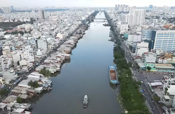 Đường Tôn Thất Thuyết (trái) ven kênh Tẻ, đoạn qua quận 4 cũ. Ảnh: Thanh Tùng