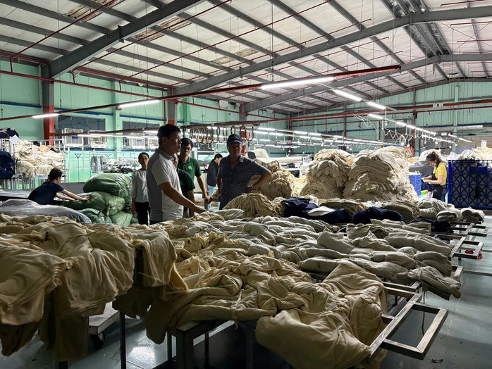 Đại diện công ty bảo hiểm định giá thiệt hại tài sản cho khách hàng