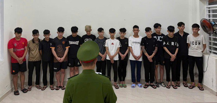 Sau trận bi-da, nhóm thanh thiếu niên mang hung khí chạy vòng vòng trên phố cả đêm để tìm đối thủ đánh nhau