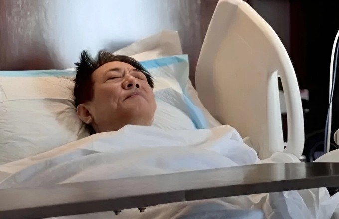 Lý Liên Kiệt nằm viện hồi tháng 8. Ảnh: Weibo