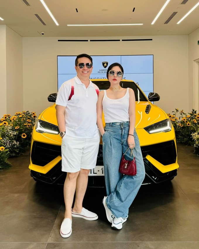 Vợ chồng Đoàn Di Băng khoe mua siêu xe 16 tỷ đồng hồi năm ngoái.