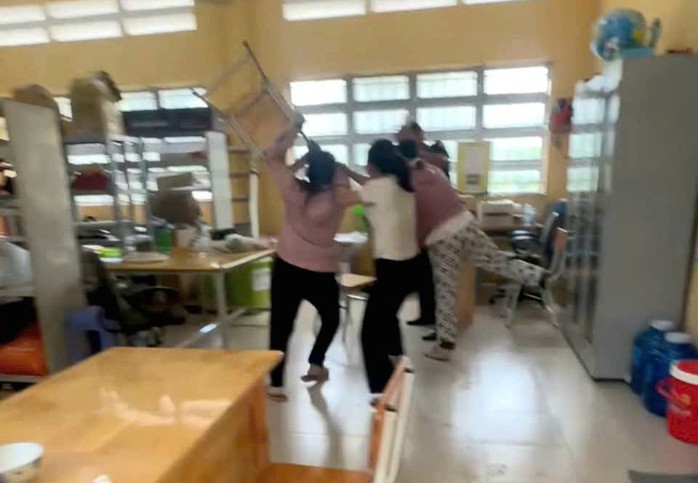 Hai người phụ nữ (trong đó có mẹ ruột nữ sinh) vào trường đánh thầy giáo vì cho là "làm chuyện xấu" với nữ sinh. Ảnh cắt ra từ clip
