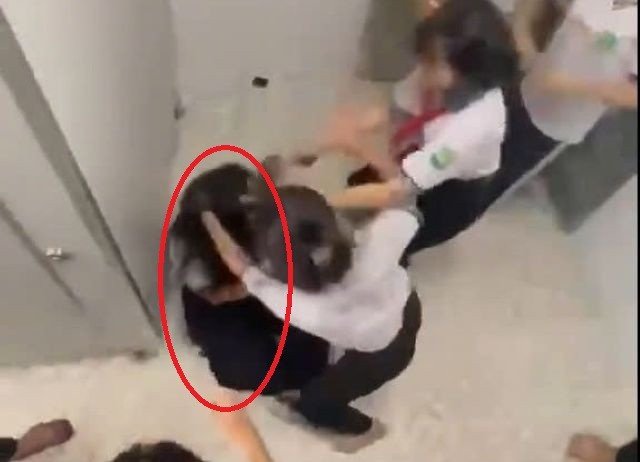 Nữ sinh bị đánh dã man