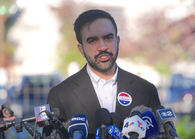 Ông Zohran Mamdani trả lời báo chí tại New York ngày 4/11. Ảnh: AFP