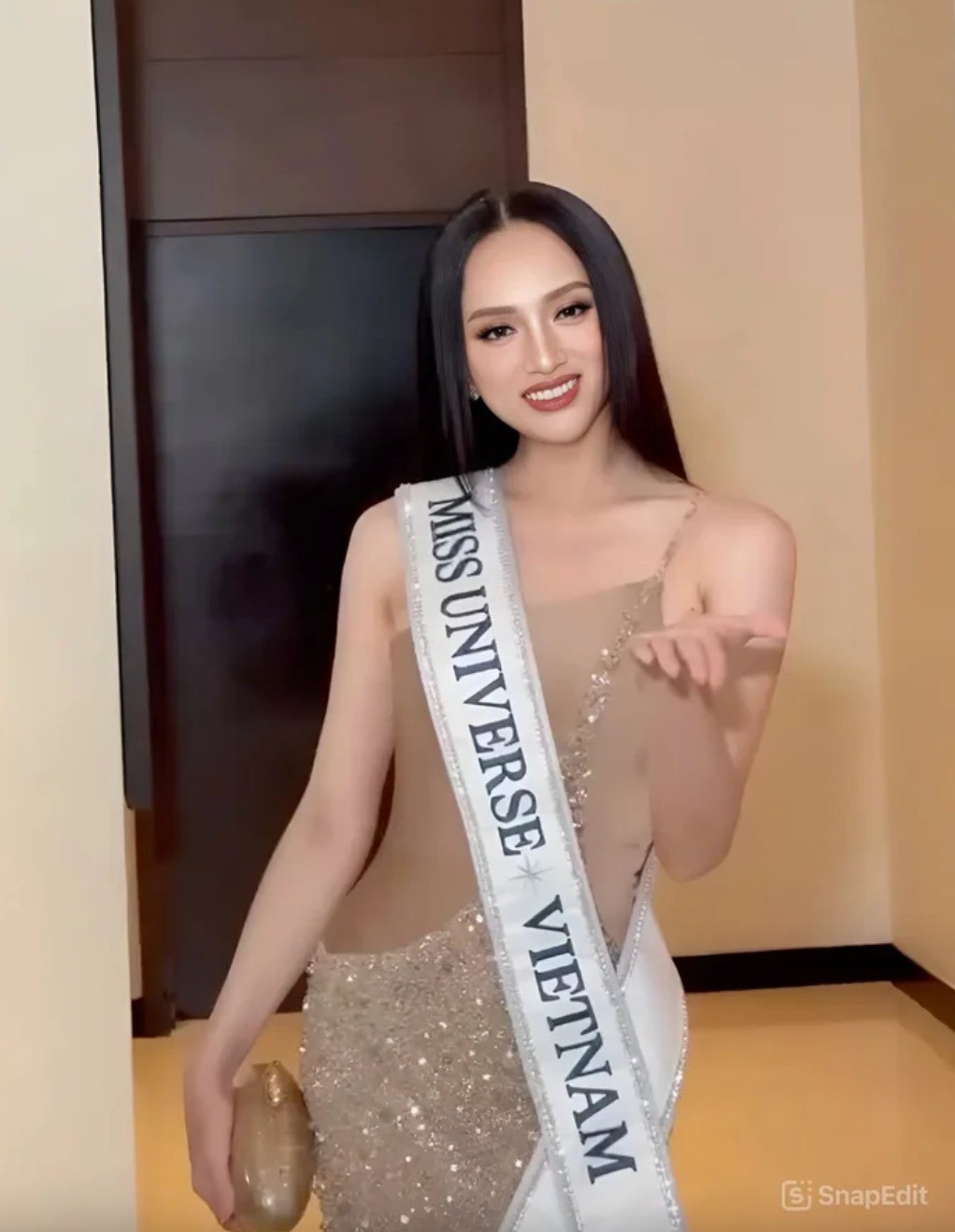 Cũng trong ngày 4/11, với layout tone nude, Hương Giang xuất hiện với nụ cười rạng rỡ và ánh mắt đầy năng lượng khiến fan sắc đẹp không khỏi dành lời khen.