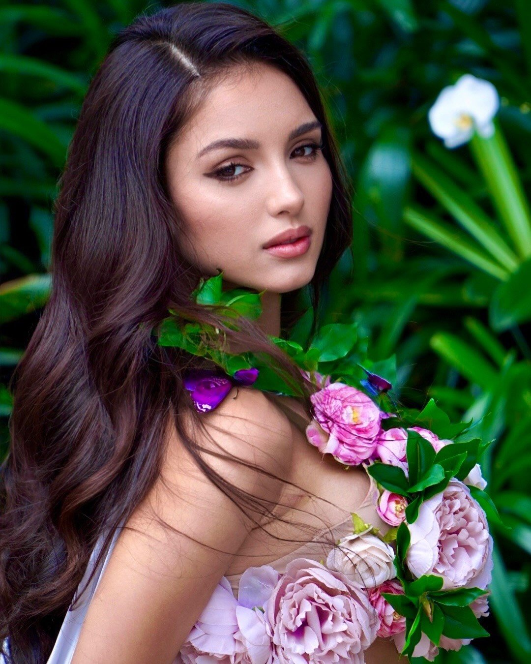 Đại diện Italia - Natalia Guglielmo được nhiều chuyên trang dự đoán đăng quang Hoa hậu Trái Đất 2025. Cô được bình chọn là thí sinh có màn xuất hiện ấn tượng nhất khu vực châu Âu. Người đẹp 24 tuổi, là diễn viên, người mẫu chuyên nghiệp, từng đăng quang danh hiệu Hoa hậu châu Âu 2023. Natalia Guglielmo là người đẹp có sức ảnh hưởng trên mạng xã hội, với trang cá nhân có 150.000 người theo dõi.