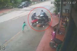 Clip: Thanh niên phóng như tên bắn, suýt đâm trực diện cháu bé và người phụ nữ