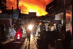 Tin tức trong ngày - Nhìn đám cháy, nhiều tiểu thương chợ Bình Dương ngã gục trong đêm khuya