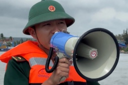 Tin tức trong ngày - Biên phòng kêu gọi người dân vào bờ tránh bão Kalmaegi